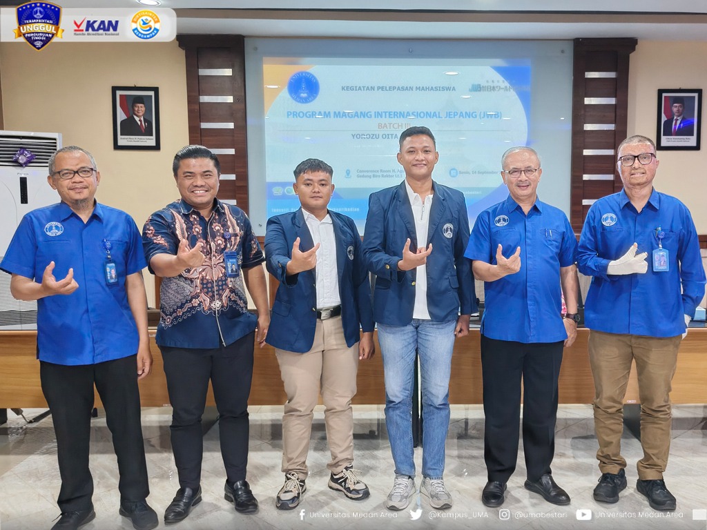 Rektor UMA Prof. Dr. Dadan Ramdan, M.Eng., M.Sc. (kedua kanan) bersama  Wakil Rektor Bidang Kemahasiswaan, Inovasi dan Alumni Dr. Walid Musthafa S, S.Sos., M.I.P., dan Wakil Rektor Bidang Riset, Bisnis dan Kemitraan Ahmad Rafiki, BBA (Hons), MMgt, Ph.D., CIMA berfoto bersama perwakilan mahasiswa magang internasional.