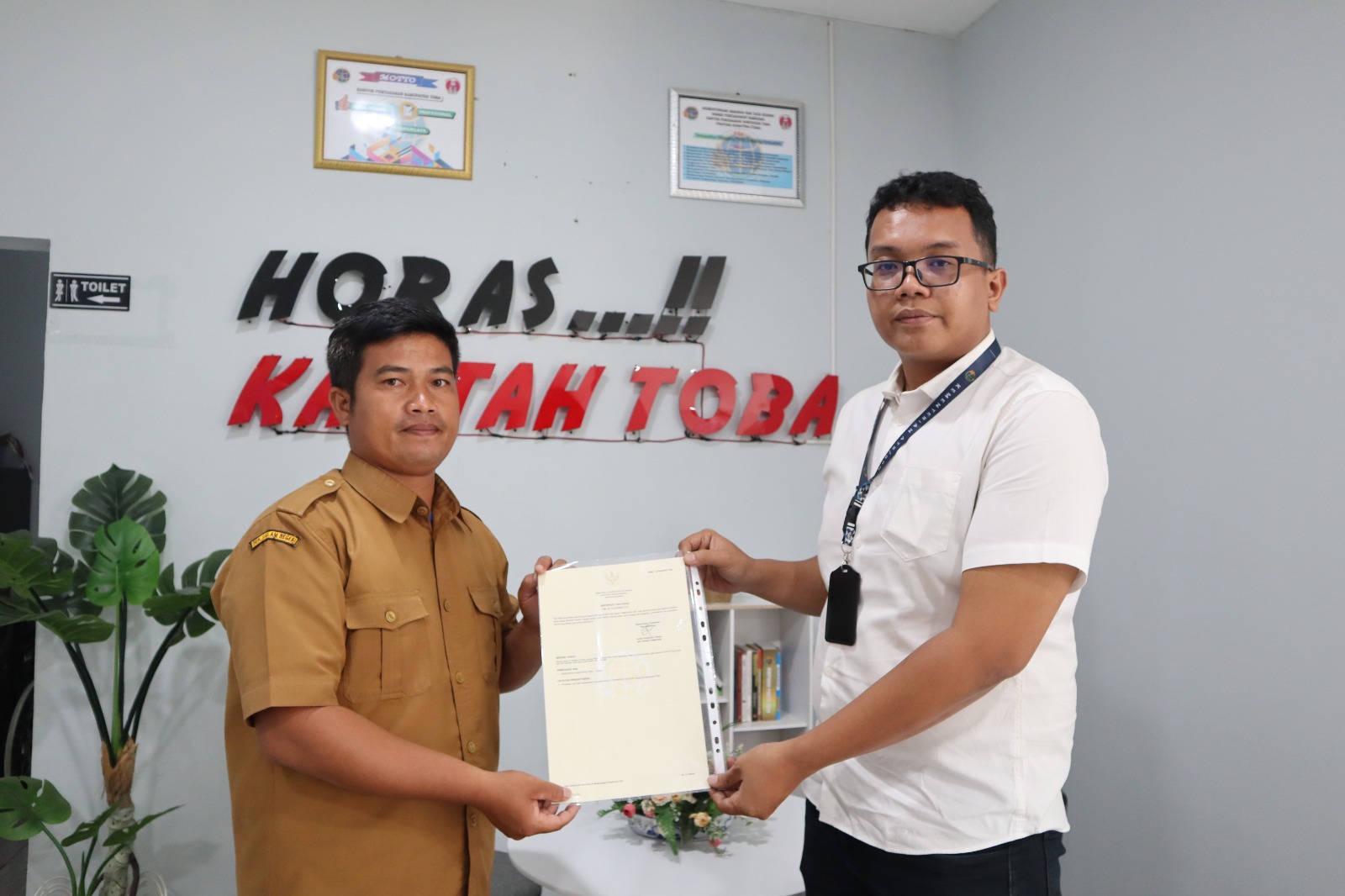 Kantah Toba Serahkan Sertipikat Aset Pemkab, Perkuat Kepastian Hukum Aset Daerah