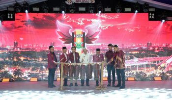 Masta Kolosal UMSU Meriah, Rektor Bagikan Laptop dan Tablet untuk Mahasiswa Baru