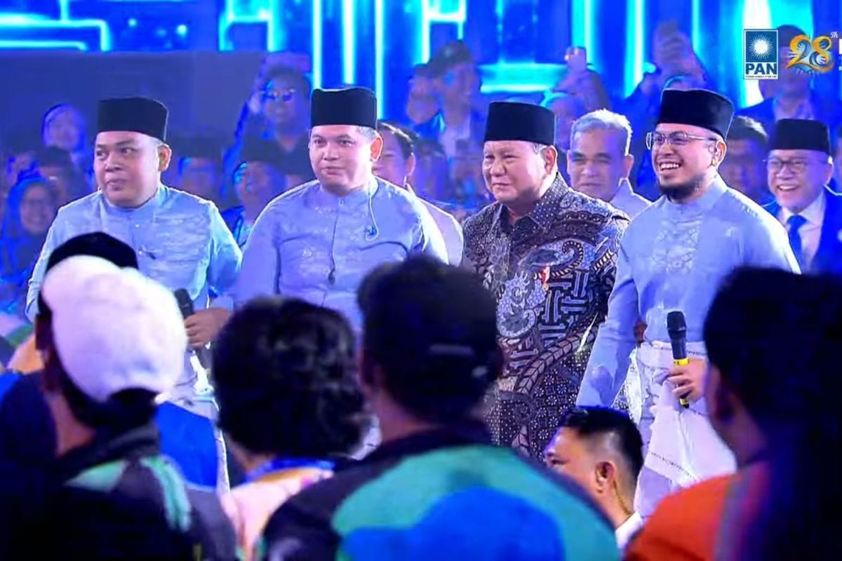 Presiden RI, Prabowo Subianto berfoto bersama personel Orkes Melayu Lebah Begantong asal Medan dalam acara puncak HUT ke-28 PAN di JICC, Senayan.