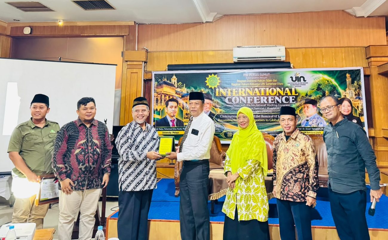 Para pimpinan, narasumber, dan panitia berfoto bersama dalam acara International Conference bertema ijtihad kontemporer di Medan.
