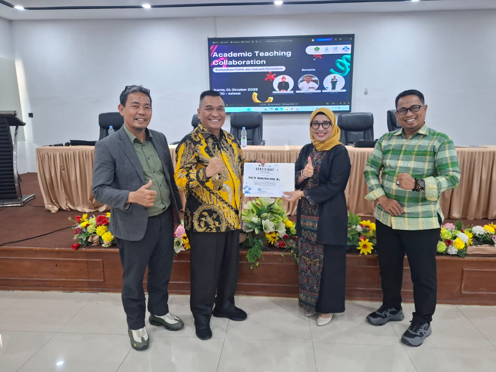 Teks Foto : Guru besar FDK yang juga Wakil Dekan III FDK UINSU Prof Dr Anang Anas Azhar MA menerima berfoto bersama setelah menjadi nara sumber dalam kegitan Academic Teaching Collaboration, di Aula FDK UIN Raden Fatah Palembang, Kamis (01/10/2026). (foto/ist)  