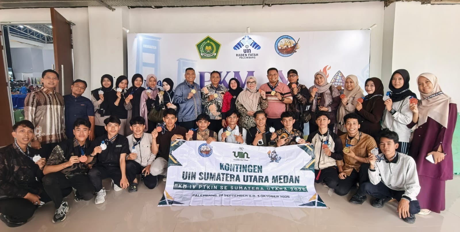 Teks Foto : Wakil Dekan III FDK UINSU Prof Dr Anang Anas Azhar MA yang dewan juri video grafis (tengah) saat berfoto bersama dengan kontingen UIN Sumatera Utara di UIN Raden Fatah Palembang. (foto/ist)  