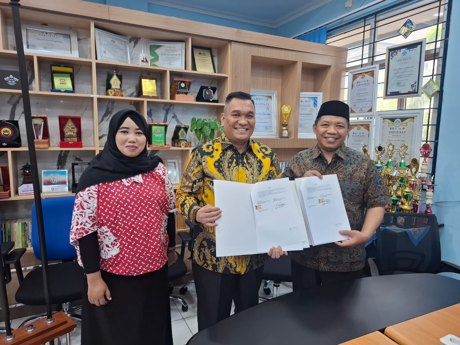 Teks Foto : Dekan FDK UIN Raden Fatah Palembang Dr Achmad Syarifudin MA (kanan) didampingi Dekan FDK diwakili Wakil Dekan III FDK UINSU Prof Dr Anang Anas Azhar MA, berfoto bersama usai melakukan penandatanganan kerja sama, di Ruang Kerja Dekan FDK UIN Raden Fatah Palembang, Kamis (01/10/2026). (foto/ist)  