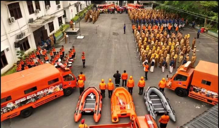 Wali Kota Binjai Amir Hamzah memimpin Apel Gabungan dalam rangka memperkuat kesiapsiagaan menghadapi potensi bencana hidrometeorologi pada musim penghujan di Lapangan Apel Pemko Binjai.