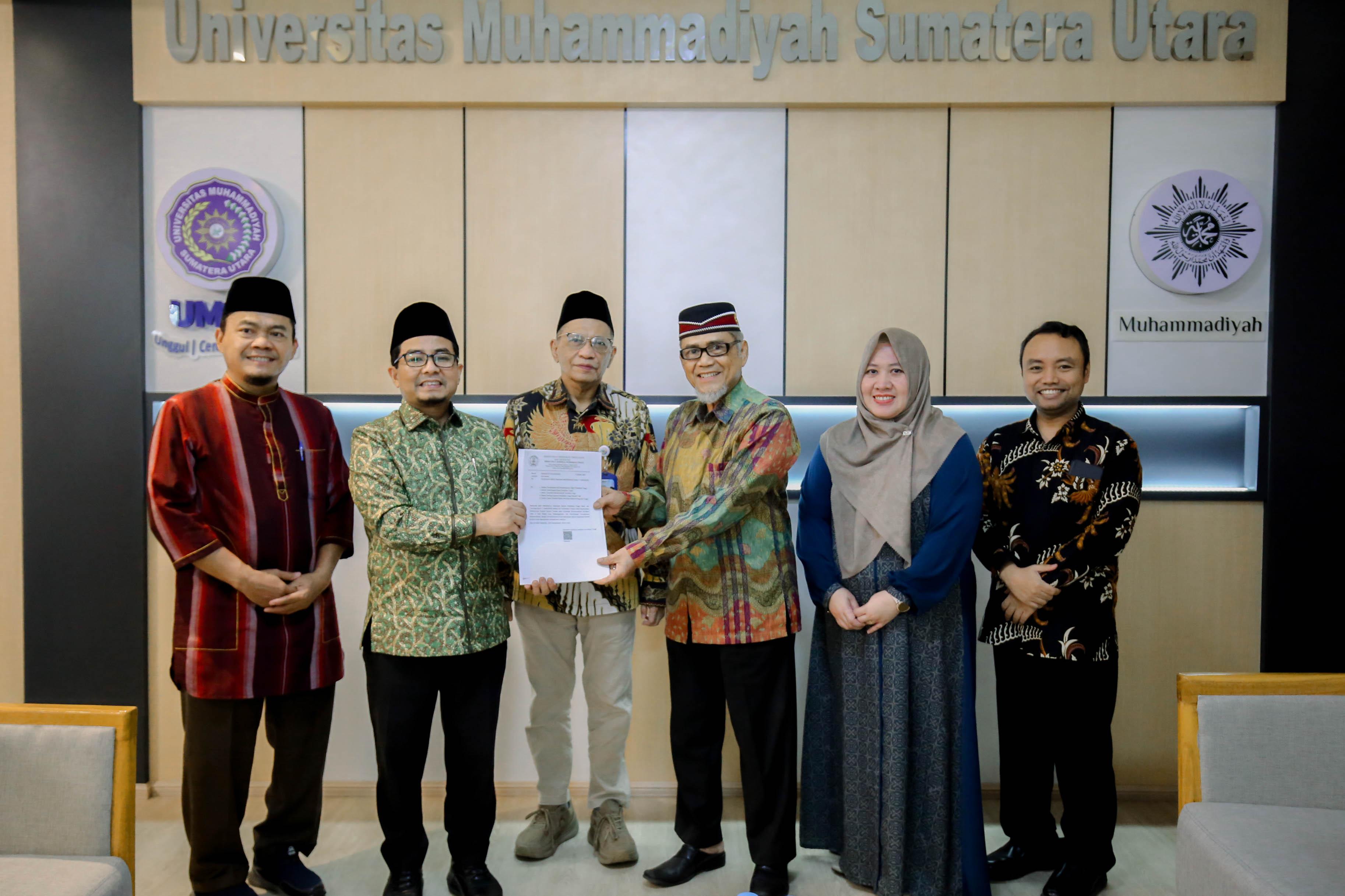 Kepala LLDikti Wilayah I Sumatera Utara, Prof. Drs. Saiful Anwar Matondang, M.A., Ph.D., menyerahkan SK pendirian dua prodi baru kepada Anggota BPH UMSU, Drs. H. Dalail Ahmad, M.A., dan Rektor UMSU, Prof. Dr. Akrim, MPd, di Kampus UMSU, Jalan Kapten Muchtar Basri, Medan, Jumat (9/10/2026).
