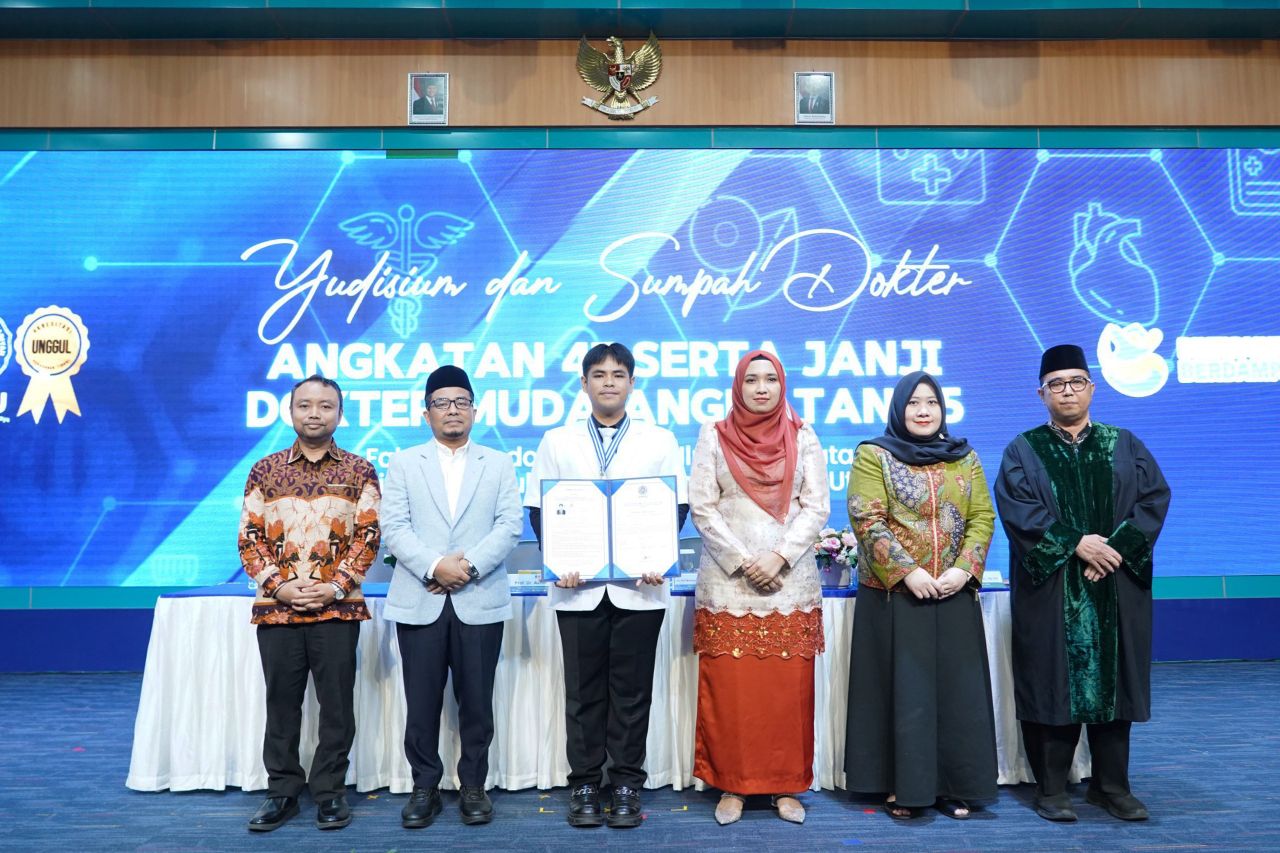 Rektor UMSU Prof. Dr. Akrim, M.Pd., dan Dekan FKIK UMSU dr. Siti Masliana Siregar, diabadikan bersama salah seorang lulusan terbaik pada Yudisium Dokter Angkatan ke-47 sekaligus Pengambilan Janji Dokter Muda Angkatan ke-35 di Auditorium Kampus Utama UMSU, Jalan Mukhtar Basri, Medan, Senin (12/10). 
