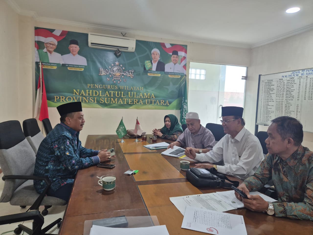 Ketua Yaspetia Medan Ir. H. Marapinta Harahap bersama Ketua STAI Al-Hikmah Medan Asrul Siregar dan Sekretaris Yayasan Prof. Dr. Zainuddin, MPd, saat menemui Ketua PWNU Sumut, Dr H Marahalim Harahap, MHum, di Kantor PWNU Sumut, Jalan Sei Batanghari, Medan, Senin (12/10/2026).
