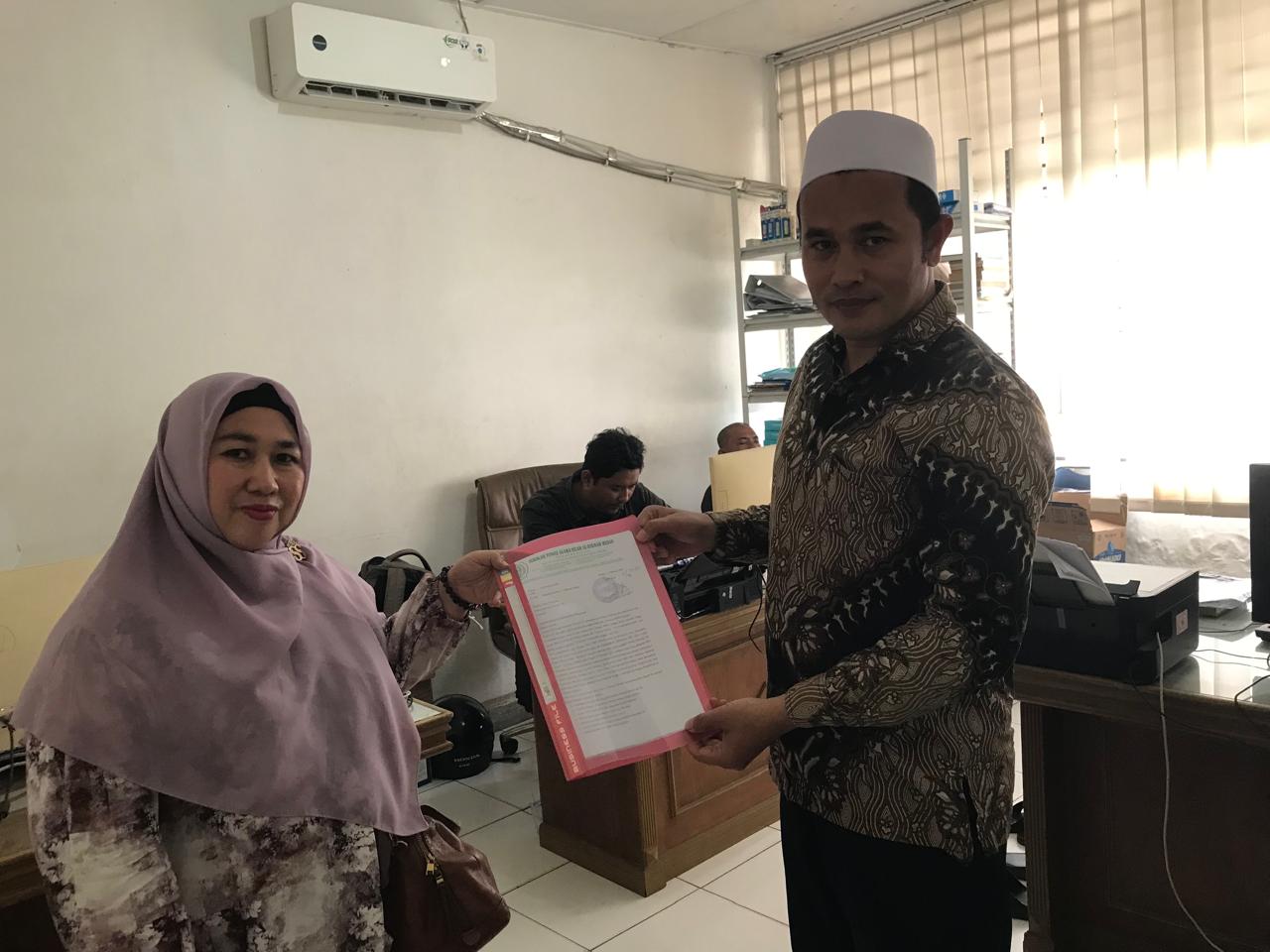 Staf Kopertais Wilayah IX, Syawaluddin Nasution menerima surat Yaspetia yang diserahkan Tetty Siregar. 