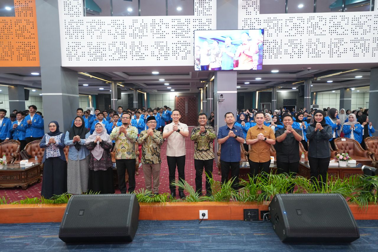 Dir Reskrimsiber Polda Sumut Kombes Pol. Dr. Bayu Wicaksono, S.H., S.I.K., M.Si berfoto bersana Rektor UMSU Prof. Dr. Akrim, M.Pd. diwakili Wakil Rektor Bidang Al-Islam, Dekan FH UMSU Assoc. Prof. Dr. Zainuddin, S.H dan fungsionaris lainnya serta mahasiswa FH UMSU.  