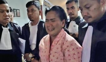 Isak Tangis Istri Kadis Sosial PMD Samosir Minta Hakim Bebaskan Suaminya
