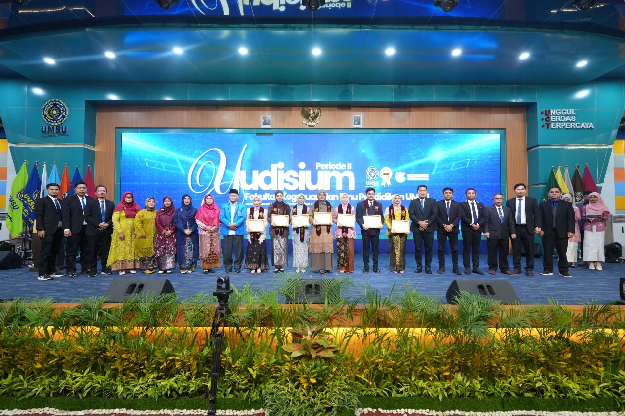 Rektor UMSU Prof. Dr. Akrim, M.Pd diwakili Wakil Rektor Sumber Daya dan Keuangan (SDK) Prof. Dr. Muhammad Qorib, M.A, Dekan FKIP UMSU, Assoc.Prof. Syamsuyurnita, M.Pd, Wakil Dekan Bidang Akademik Assoc. Prof. Dr. Dewi Kusuma Nasution, M.Hum., dan Wakil Dekan Bidang Kemahasiswaan dan Alumni Assoc. Prof. Mandra Saragi, S.Pd., M.Hum. diabadikan bersama lulusab terbaik FKIP UMSU. 