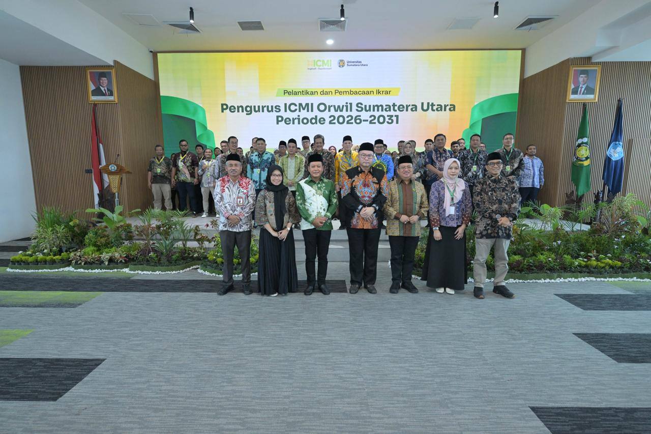Ketua Umum Majelis Pengurus Pusat ICMI Prof. Dr. Arif Satria, S.P., M.Si melantik Prof. Dr. Muryanto Amin, S.Sos., M.Si (ketiga kiri) yang juga Rektor USU memimpin ICMI Orwil Sumut periode 2026–2031, di DLCB, USU, Sabtu (24/10/2026).
