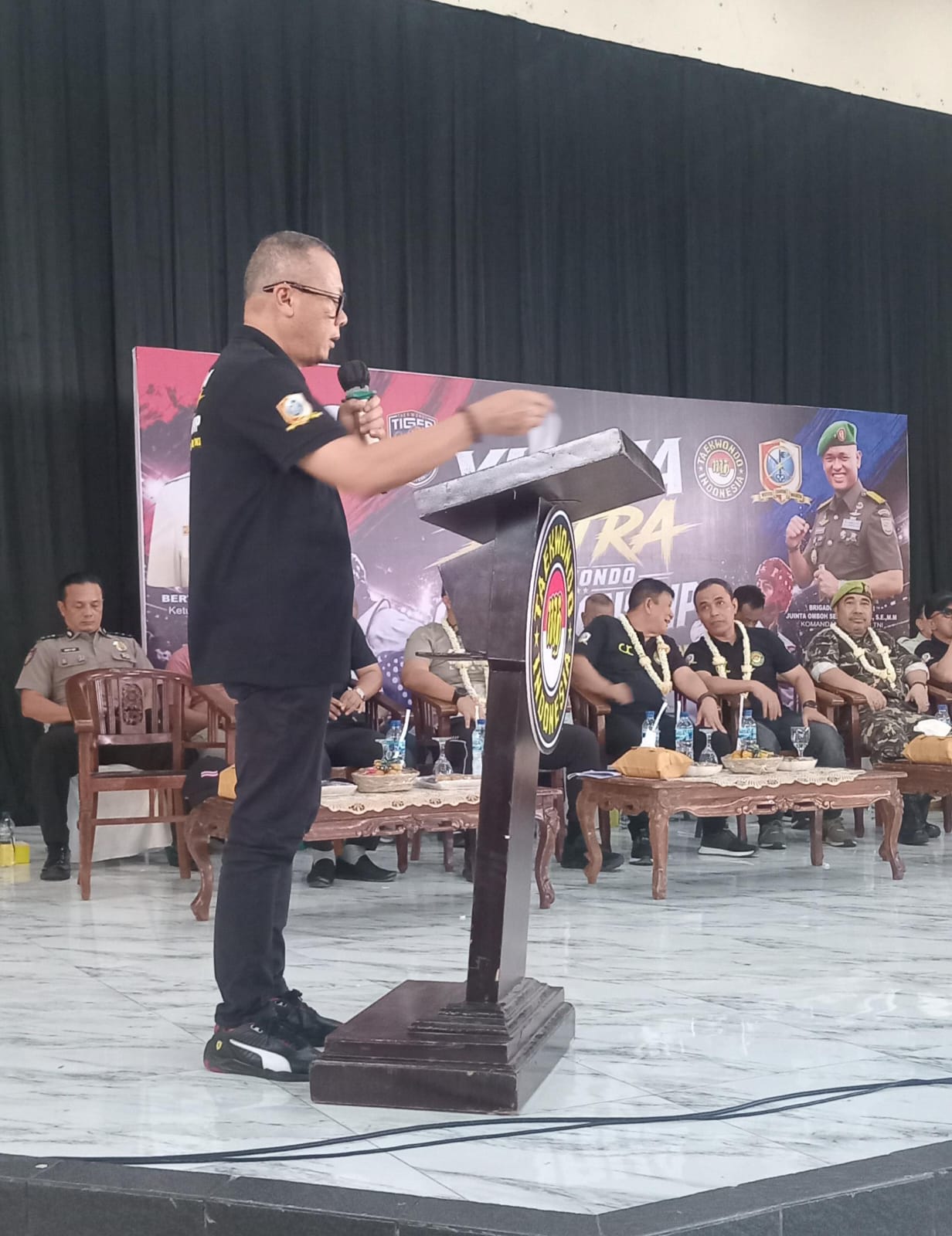 Kepala Dinas Pemuda dan Olahraga Kota Binjai, H. Iwan Setiawan, S.E., M.Pd., mewakili Wali Kota Binjai menghadiri pembukaan Yudha Putra Taekwondo Championship Trophy Dansat Siber TNI Tahun 2026 di Gedung Olahraga Kota Binjai. Kejuaraan ini menjadi ajang kompetisi sekaligus wadah pembinaan atlet taekwondo untuk meningkatkan prestasi dan menjaring bibit atlet potensial.