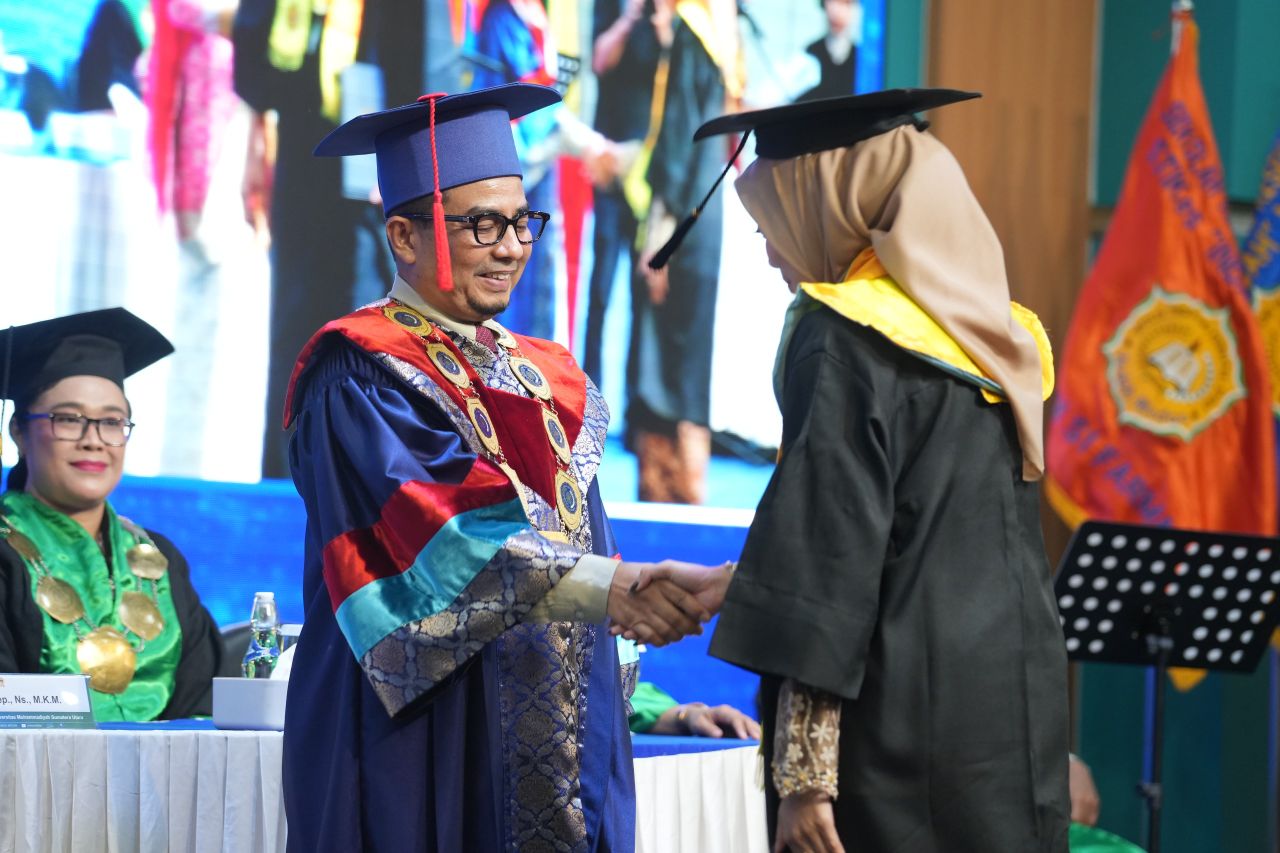 Rektor UMSU yang juga Ketua STIKes Indah Medan, Prof. Dr. Akrim, M.Pd., saat mewisuda lulusan STIKes Indah di Auditorium Kampus UMSU, Jalan Muchtar Basri No. 3, Medan, Senin (26/10/2026).
