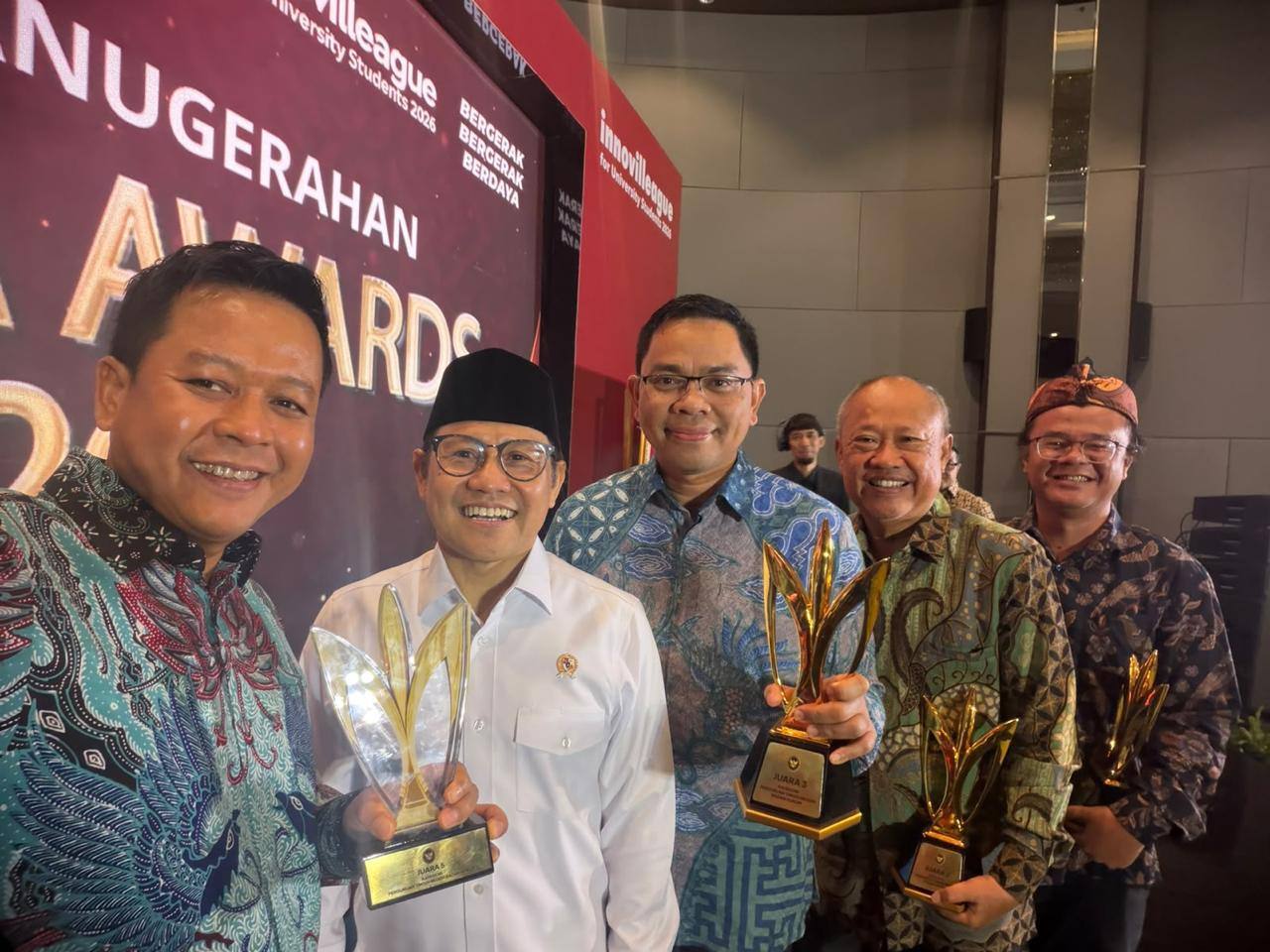 Menteri Koordinator Bidang Pemberdayaan Masyarakat Muhaimin Iskandar bersama Wakil Menteri Pendidikan Tinggi, Sains, dan Teknologi Prof. Dr. Fauzan, M.Pd menyerahkan Mandaya Awards 2026 kepada Rektor USU Prof. Dr. Muryanto Amin, S.Sos., M.Si (kiri).