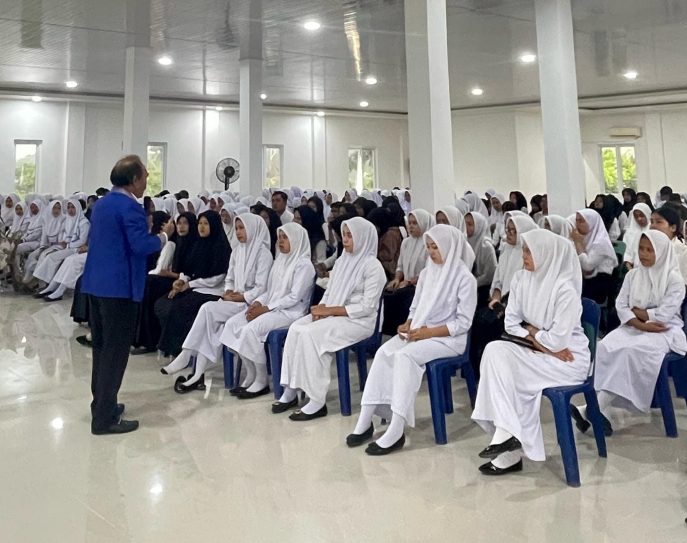Drs. Syaiful Syafri, MM, saat memberikan kuliah umum kepada mahasiswa dan sejumlah dosen Universitas Putra Abadi Langkat di Stabat, Kamis (29/10).
