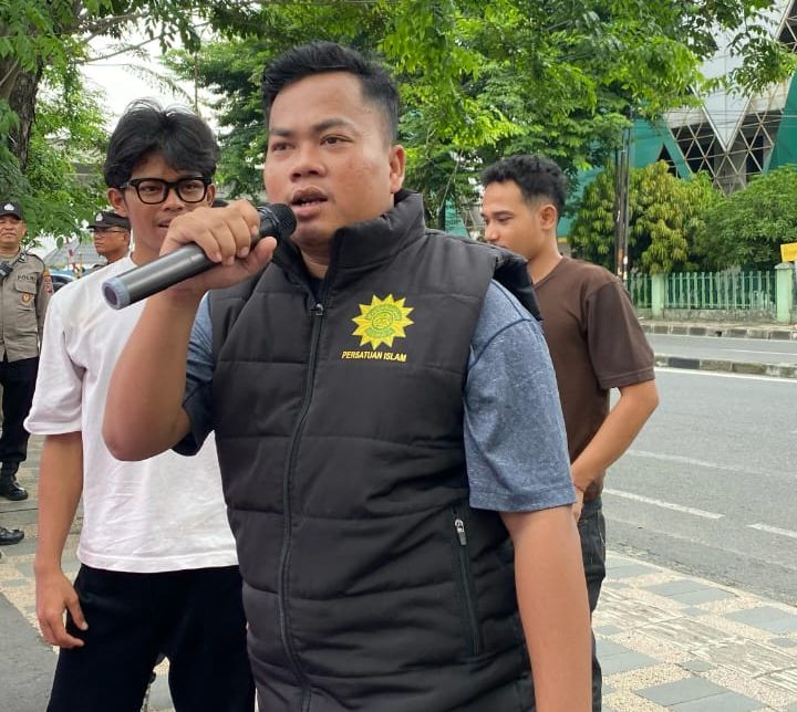Kabid Pemuda Persatuan Islam Sumut, Amiruddin Siregar, S.H., memberikan apresiasi tinggi kepada Kadis Kominfo Medan Arrahmaan Pane atas raihan prestasi dalam KI Sumut Award 2026.

(Foto: Istimewa)